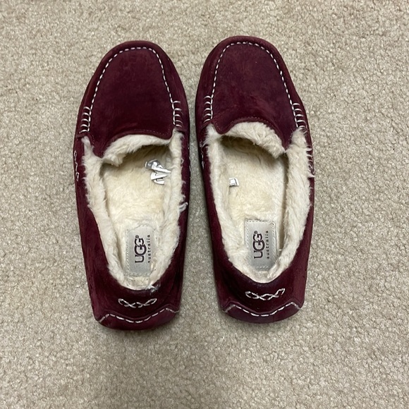 UGG Slippers - Picture 1 of 6